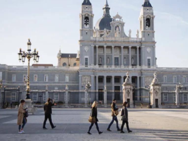 walks_madrid_outside_royal_palace