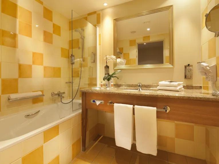 Dream Castle Hotel Paris guest bathroom