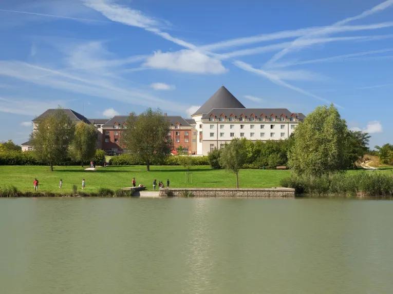 Grand Magic Hotel Exterior