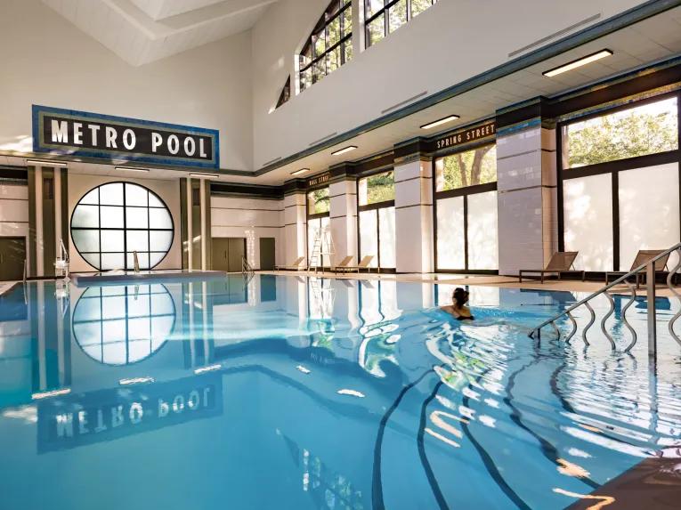 Metro Pool Disneyland Paris Hotel New York