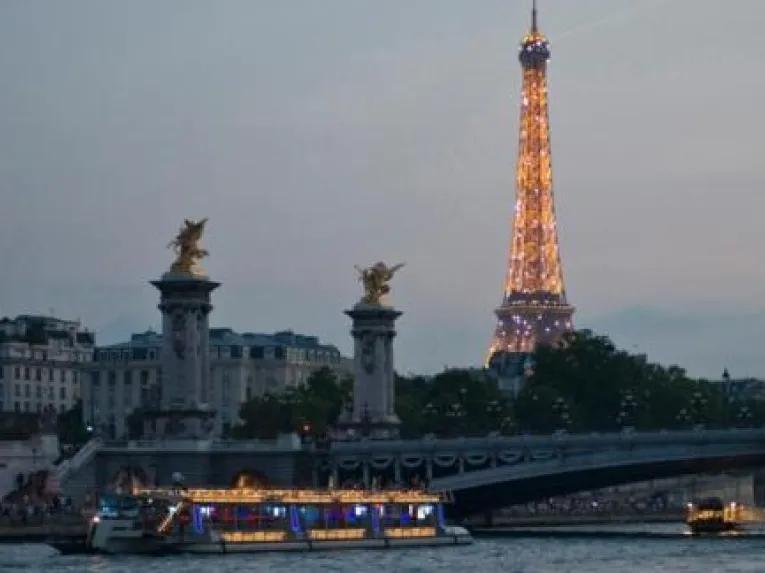 boat-by-eiffel-tower