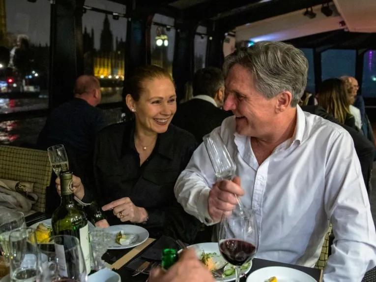 couple-eating-dinner