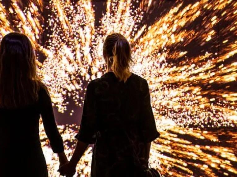 couple-holding-hands