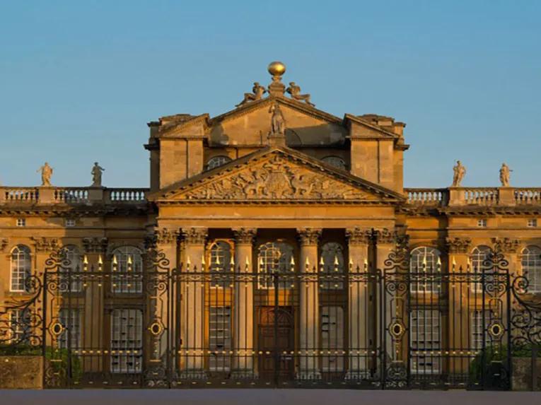 entrance-to-the-palace