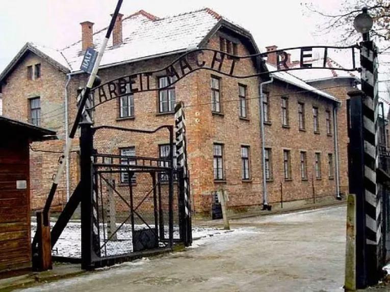 gate-at-Auschwitz