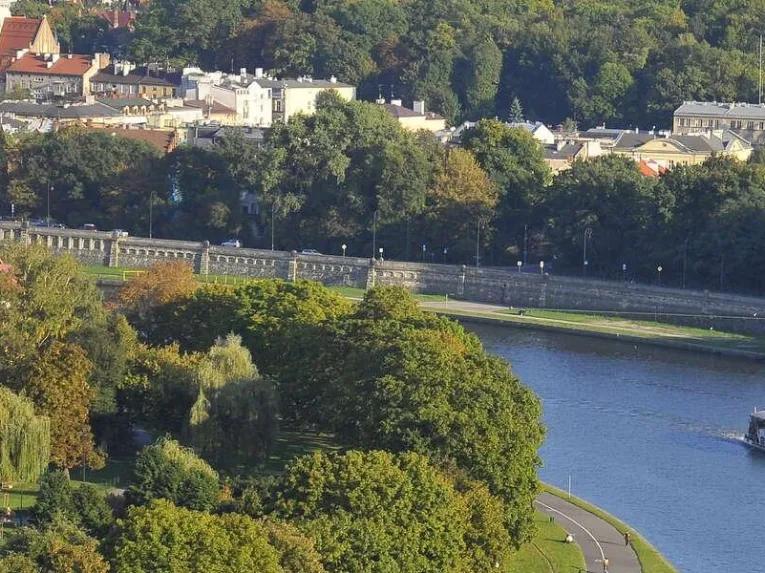 boat-by-krakow-town