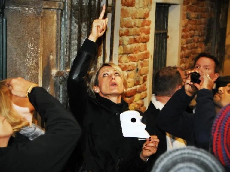 tour-guide-on-walking-tour