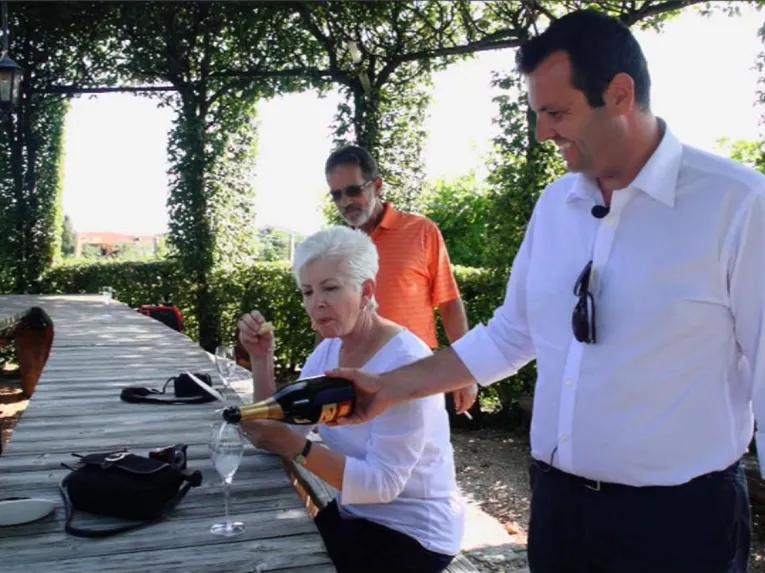 waiter-pouring-prosecco