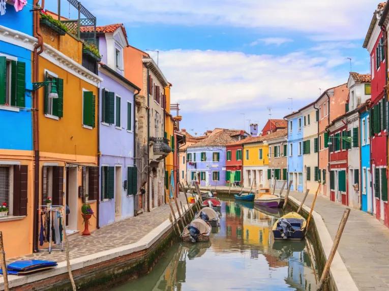 houses-by-canal-burano