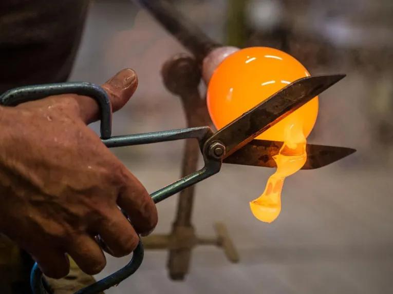 cutting-the-glass-when-hot