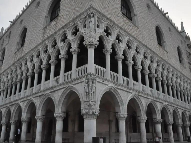 outside-of-doges-palace
