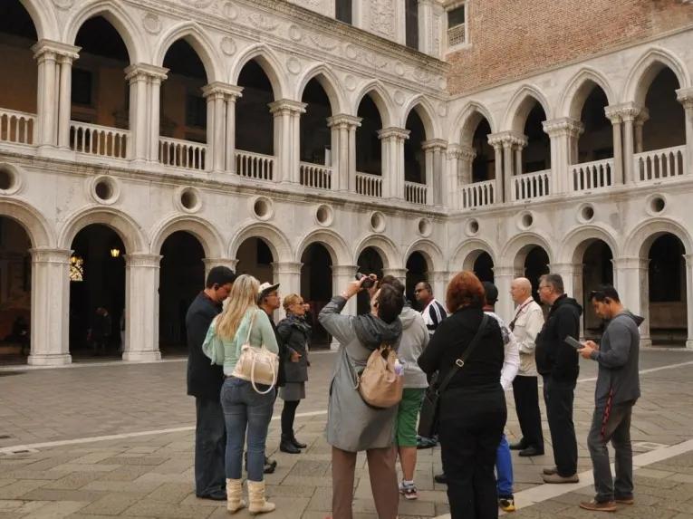 group-with-guide-doges