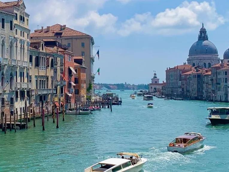venice-canals-with-boats