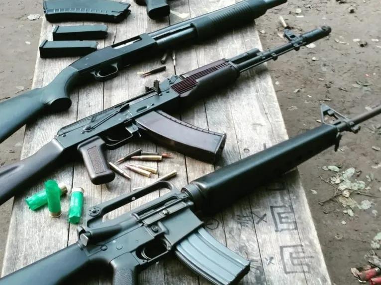 selection-of-guns-on-bench