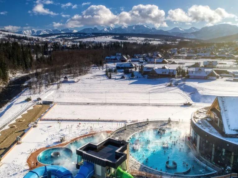 baths-with-mountainous-surroundings