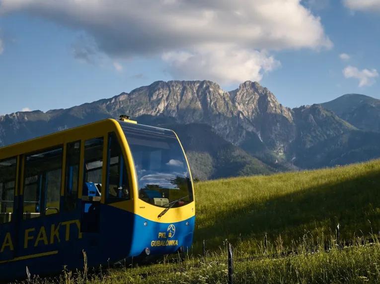 funicular-up-mountainside