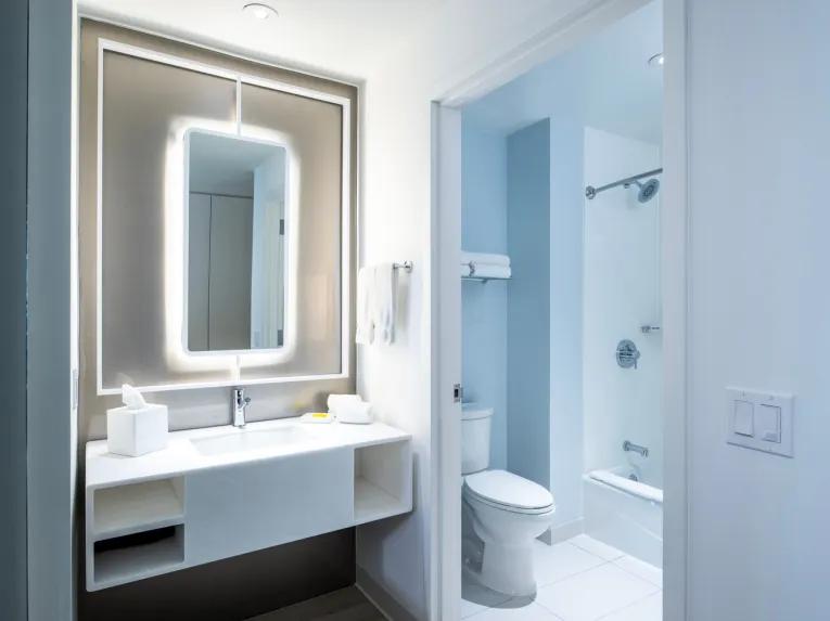 Universal Terra Nova Resort Standard Room Bathroom