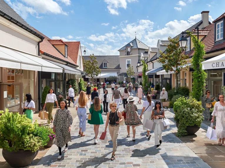 people-shopping-in-village