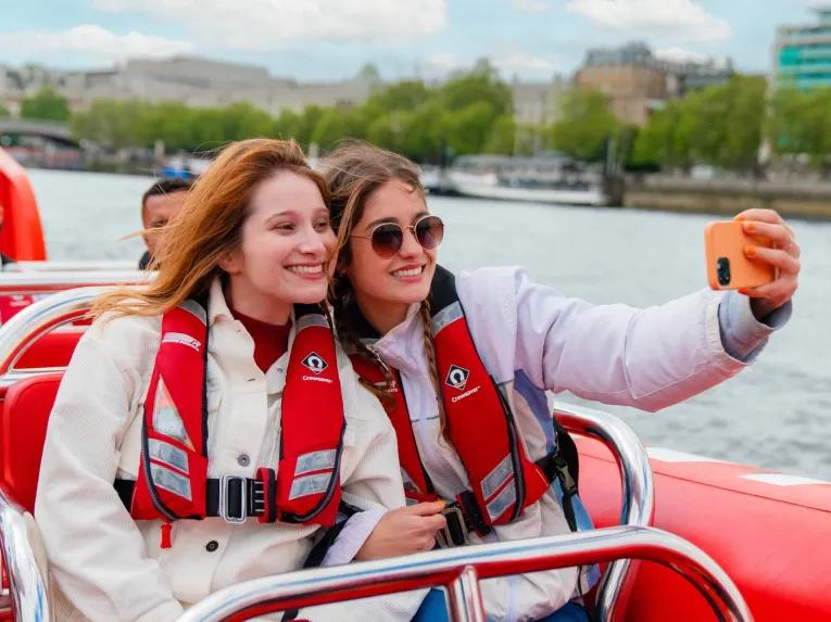 friends-taking-selfie