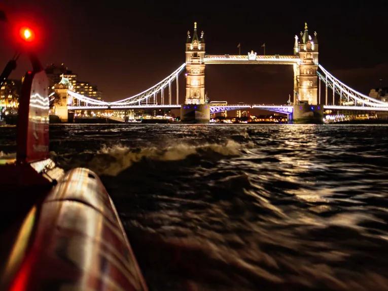 night-time-on-thames