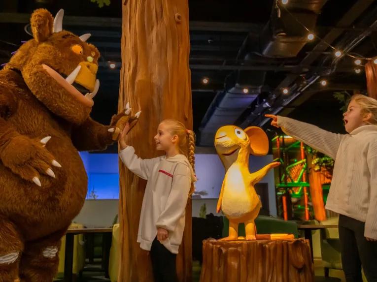 children-meeting-the-gruffalo