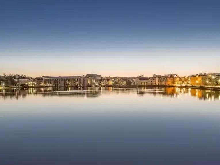 reykjavik-at-night-by-water