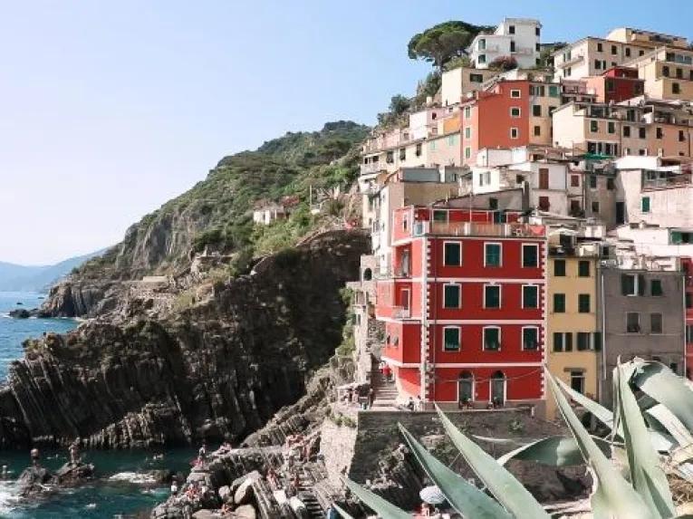 houses-in-cinque-terre-by-the-sea