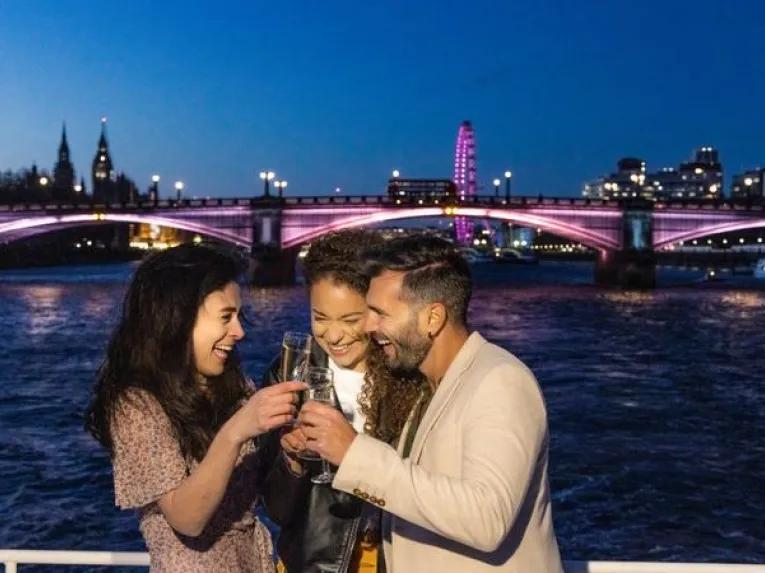 Friends-enjoying-drinks