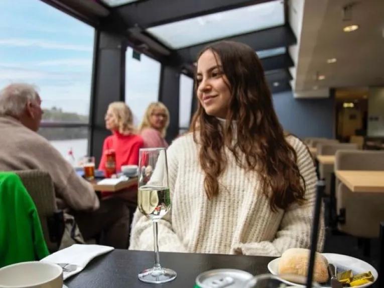 Relaxing-lunch-cruise