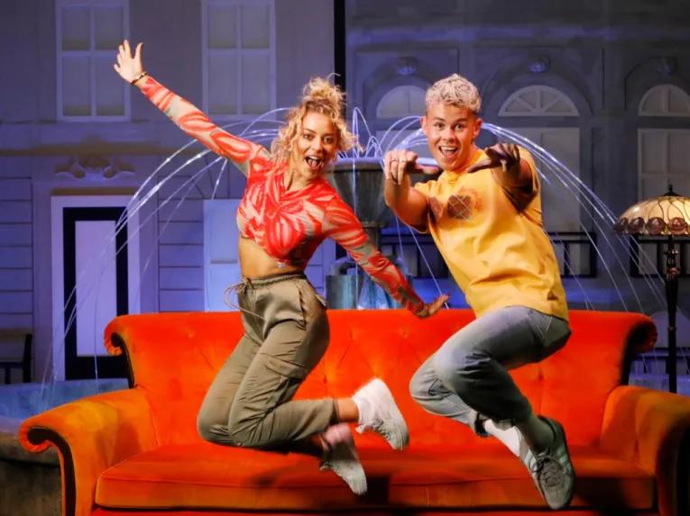 photo-op-by-fountain