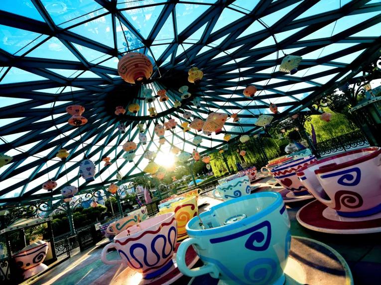 Mad Hatter's Tea Cups im Disneyland® Park