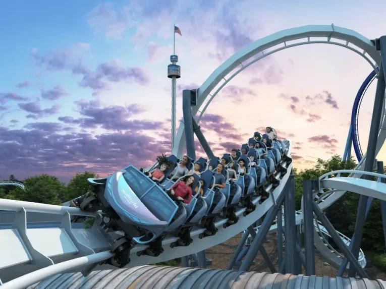 Grafik einer eisblauen Familienachterbahn, auf der viele lächelnde Menschen sitzen, während sie sich um die Kurven schlängelt. Im Hintergrund geht die Sonne in rosafarbenen und blauen Tönen unter.  