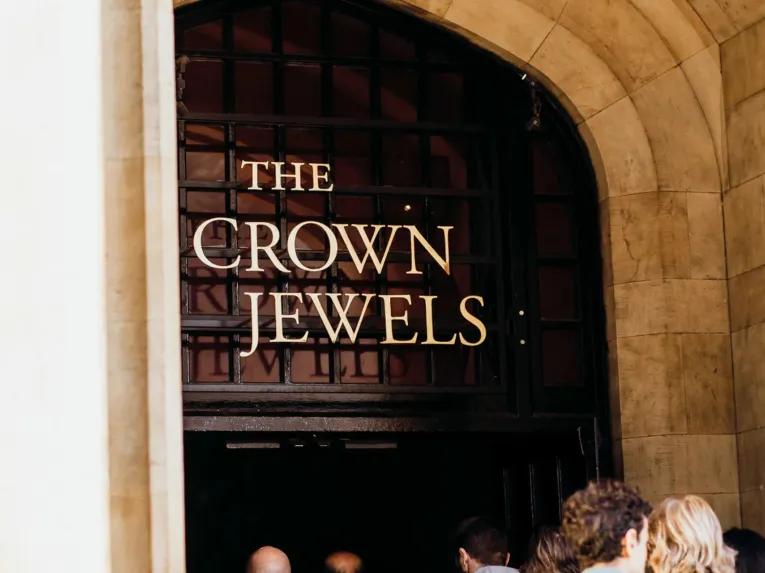 London Morning Tower: Jewels & Cruise