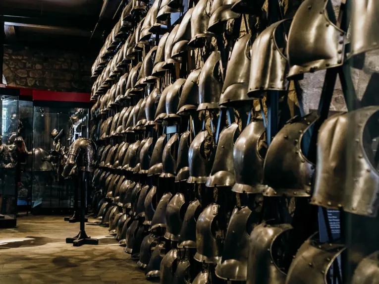 London Morning Tower: Jewels & Cruise