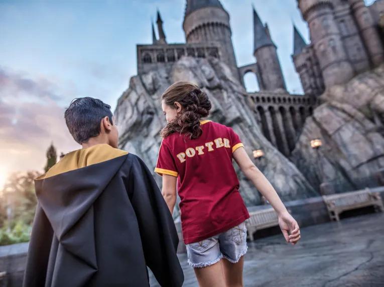 Guests in front of Hogwarts Castle, Universal Islands of Adventure