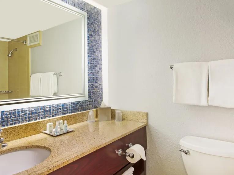 2 Queen beds bathroom