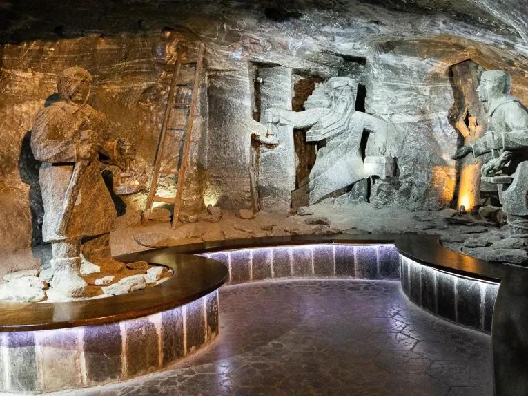 Salt-mine-statues