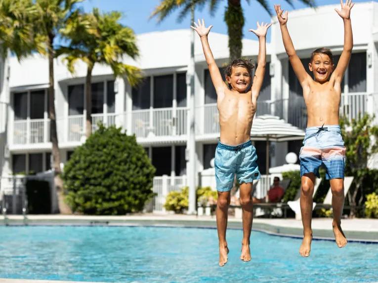 Kids-jumping-in-pool