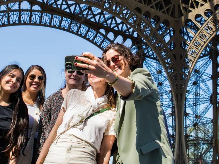 Selfies-under-Eiffel-Tower