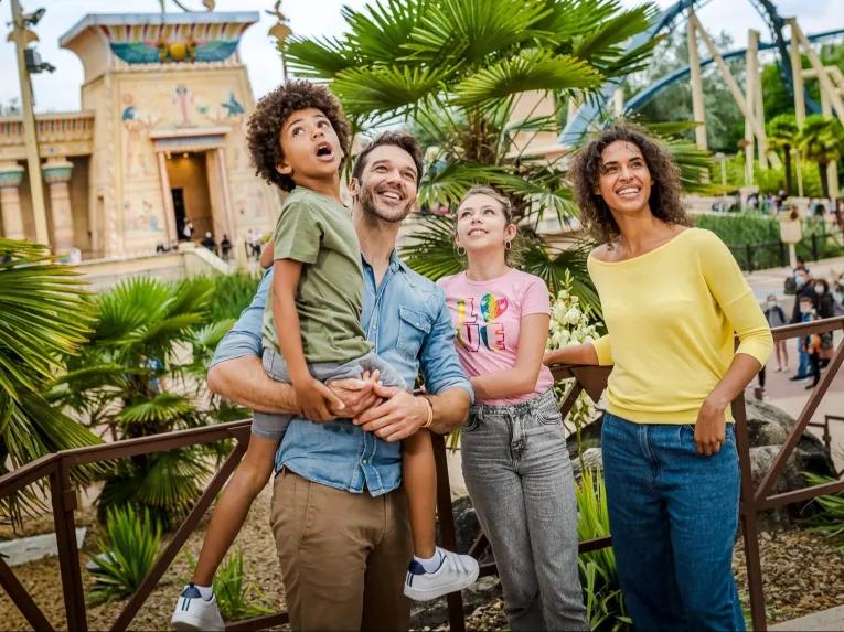 Family_enjoying-rides_at Asterix-Park