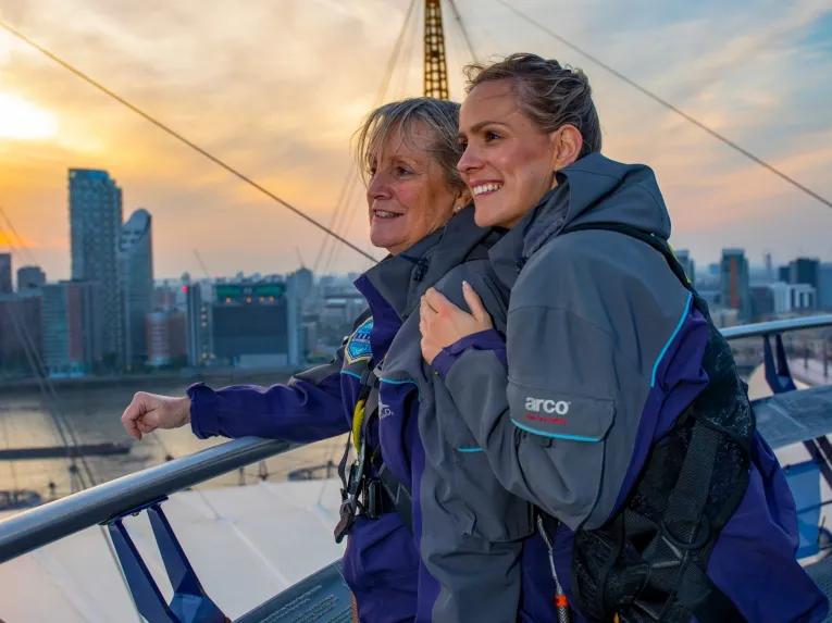 Looking_over_the_Thames