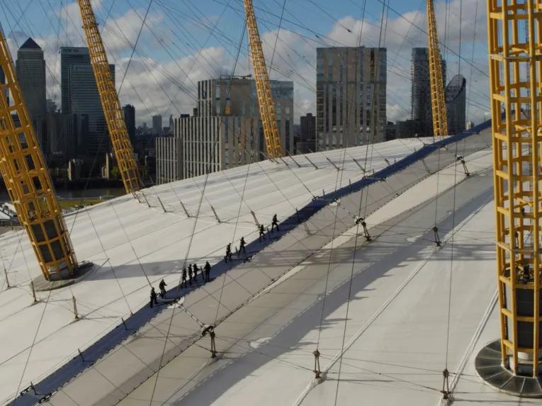 Looking_down_at_the_O2