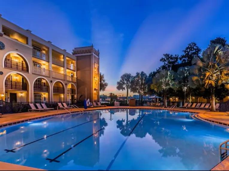 Pool_at_night