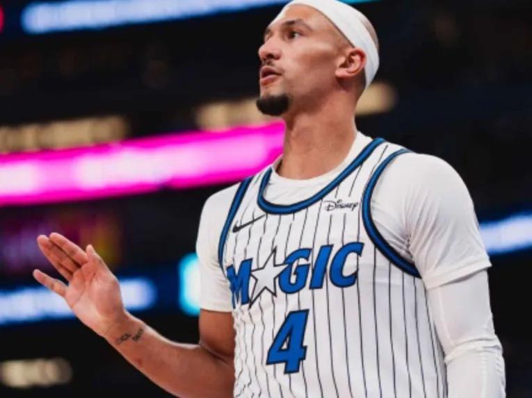 Orlando Magic player Jalen Suggs looking up during a live game